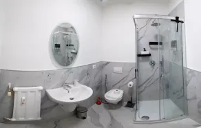 Modern 2BR 2BA Metro Access 12min Duomo - Badeværelse