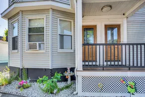 2-bedroom Bed & Breakfast in Adorable Lynn w/ A/C - Interior