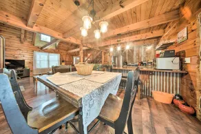 Panama Cabin on 36 Acres w/ Hot Tub & Trails! - Interiør