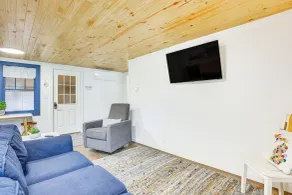 Cozy Wellston Cabin - Walk to Crystal Lake! - Innvendig