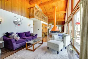 Woodsy Plymouth Hideaway: Hot Tub & Game Room - Innenbereich