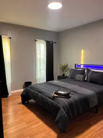 Cozy Modern Home with Large Fenced in Backyard - Habitación