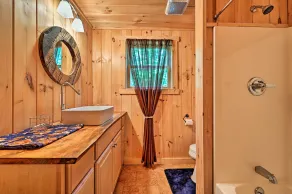 Private Chester Home w/ Deck, Mins to Skiing! - Innenbereich