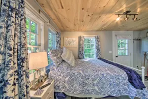 Lush Edgecomb Studio Cottage with Fire Table! - Værelse