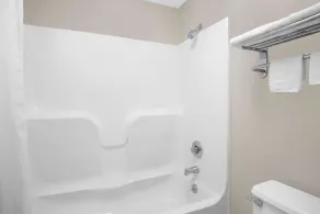 Days Inn by Wyndham Dublin GA - Bathroom