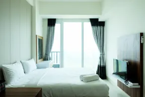 Homey Studio Room Tree Park Apartment near BSD City - Room