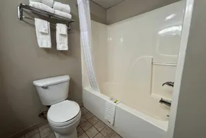 Super 8 by Wyndham Grayville - Badeværelse
