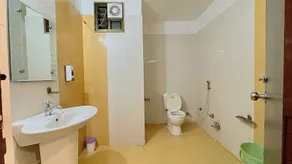 Hotel Ashapura Palace by Sky Stays - Baño