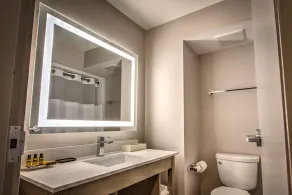 Best Western Plus Media Center Inn & Suites - Salle de bain