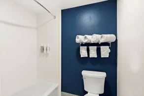 Spark by Hilton Williams - Baño