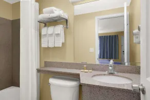 Days Inn by Wyndham Middletown - Salle de bain