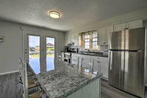 Oak Island Beach Abode w/ Deck: Walk to Shore! - Intérieur