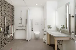 Hampton by Hilton London Excel - Bathroom