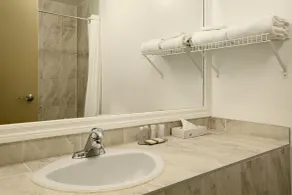 Days Inn by Wyndham Montreal East - Salle de bain
