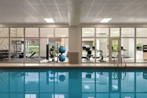 DoubleTree by Hilton New York LaGuardia Airport - Piscine