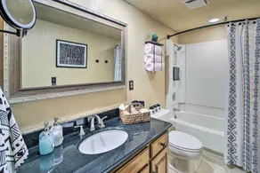 Balcony w/ Hot Tub: Monkey Island Vacation Rental! - Interiör