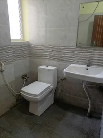 iROOMZ Hotel Vishwa Lodging - Badezimmer