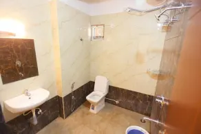 S V Grand Inn - Bathroom