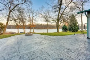 Lakefront Hartland Cottage w/ Patio & Fire Pits! - Innvendig