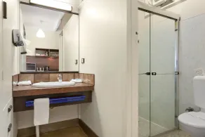 Village Family Motor Inn - Bathroom