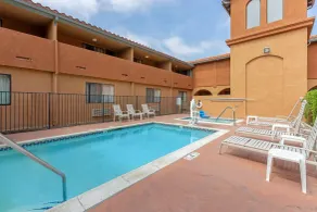 Quality Inn & Suites Oceanside Near Camp Pendleton - Piscine