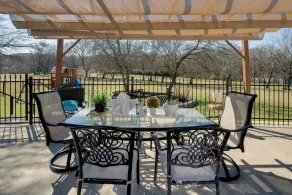 Cedar Hill Estate w/ Pool! Luxe Home & Apartment - Innvendig