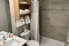 Microtel Inn & Suites by Wyndham Georgetown Lake - Badezimmer