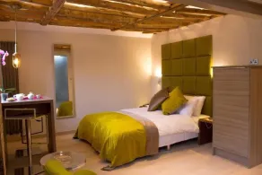 Henry's - Room