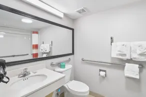 Red Roof Inn & Suites Fayetteville-Fort Bragg - Salle de bain