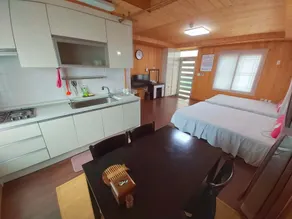 Feeling Good House - Camera