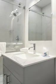 Travelodge by Wyndham Rigaud - Bathroom