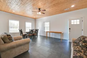 6 Mi to Rough River Lake! Waterfront Home w/ Deck - Interiør