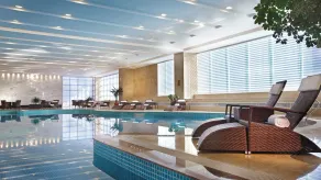 Crowne Plaza Yantai Sea View by IHG - Piscina