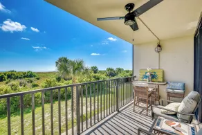 Oceanfront condo w/ private balcony & stunning view - boardwalk to beach - Intérieur