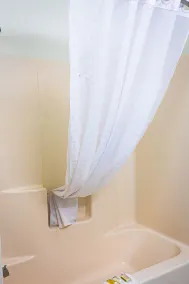 Baymont by Wyndham Port Wentworth - Salle de bain