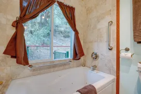 Secluded Placerville Cabin w/ Deck: Walk to River! - Banheiro