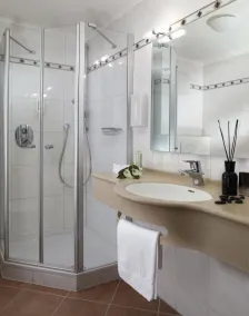 Flair Hotel Adlerbad - Bathroom
