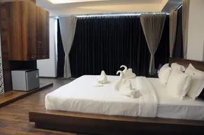 Hotel 3 Leaves Kolhapur - Room