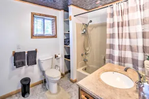 Cozy Ishpeming Cottage w/ Lake & Park Views! - Badezimmer