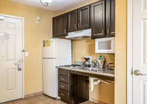 Suburban Studios Near Camp Lejeune - Chambre