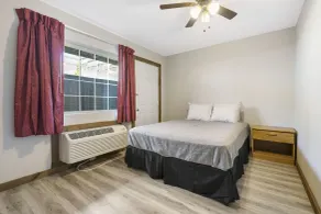 Jonesbones Room at White Wing Lodge- Silver Dollar City Getaway - Quarto