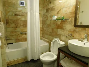 The Tudor Arms Hotel Cleveland - a DoubleTree by Hilton - Bathroom