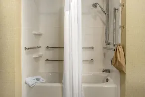 Holiday Inn Express & Suites Clarion by IHG - Salle de bain
