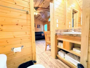Tall Chief Camping Resort Yurt 5 - Badezimmer