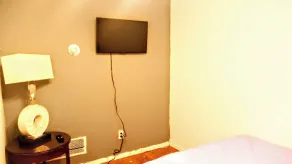 Room in Guest Room - Cozy Bedroom Close to Downtown - Zimmer