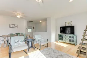 Seabrook Getaway w/ Balconies & Bay Views! - Intérieur