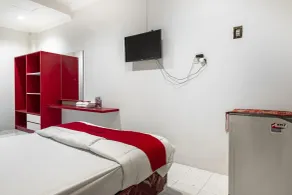 RedDoorz Plus @ Gunungsari Surabaya - Zimmer