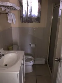 Shirley Motel - Bathroom