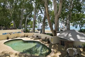 On Palm Cove Beachfront Apartments - Piscina