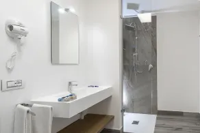Sundeck Hotel - Bathroom